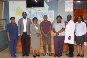 Minisita w’Enkulaakulana y’Abantu mu Bwakabaka akyalidde abaana abalina kkookolo e Mulago